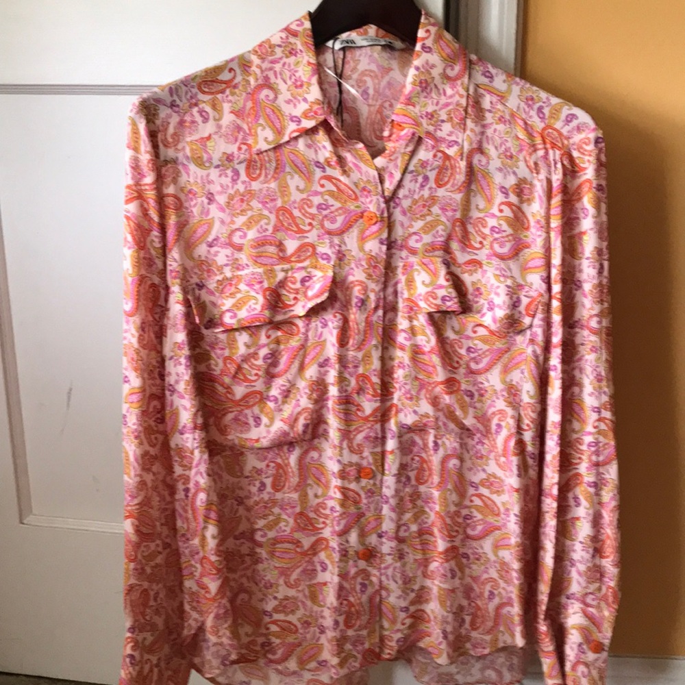 Brand new shirt bought at Zara in Spain 🇪🇸. Slightly too big so selling